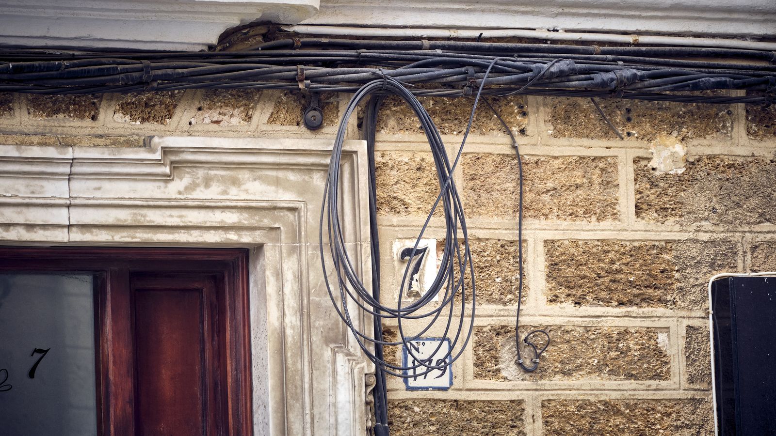 Cables cubriendo una fachada de Cádiz.