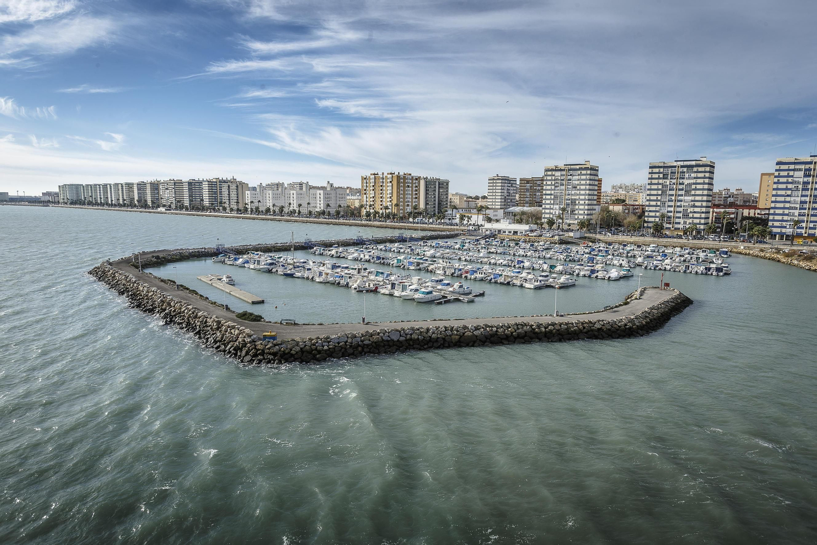 Una vista de Cádiz desde el puente de la Constitución.
