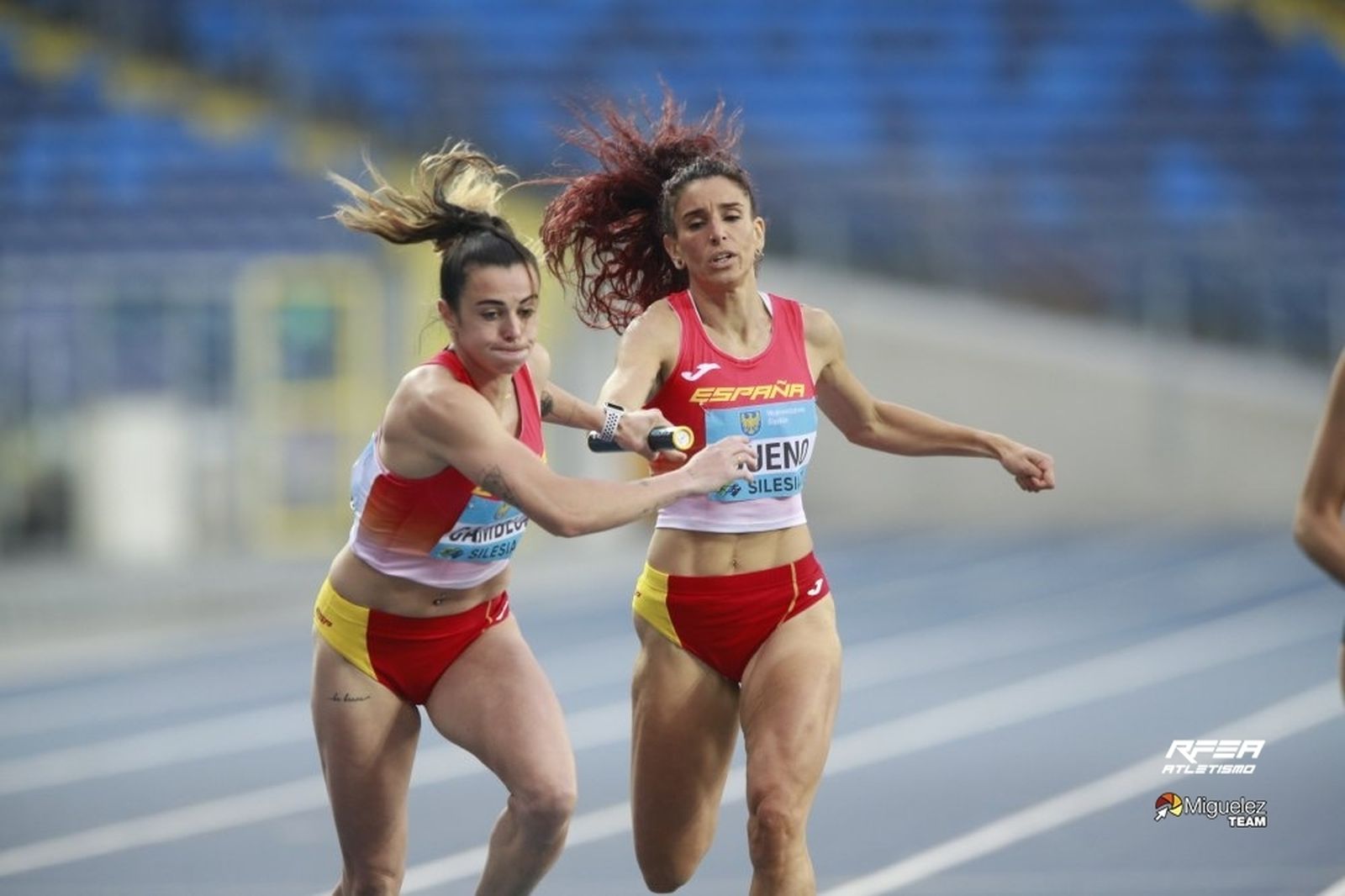 Laura Bueno entrega el tercer relevo.