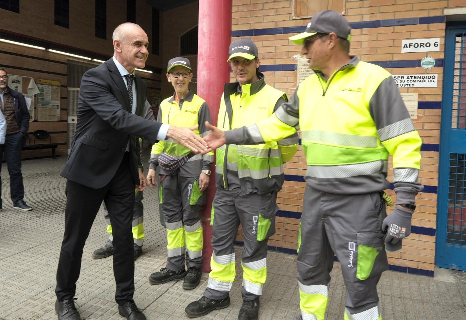 El alcalde, Antonio Muñoz, con trabajadores de Lipasam.