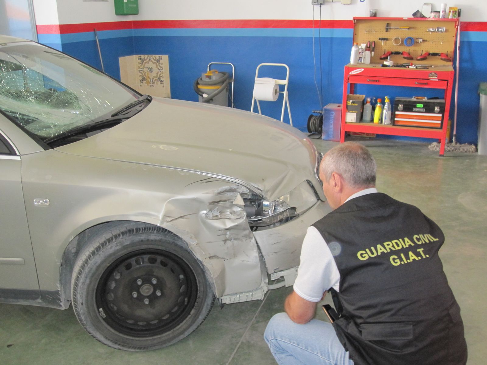 Imagen de archivo de un agente de la Guardia Civil ante el vehículo que se dio a la fuga tras un atropello en Montellano.
