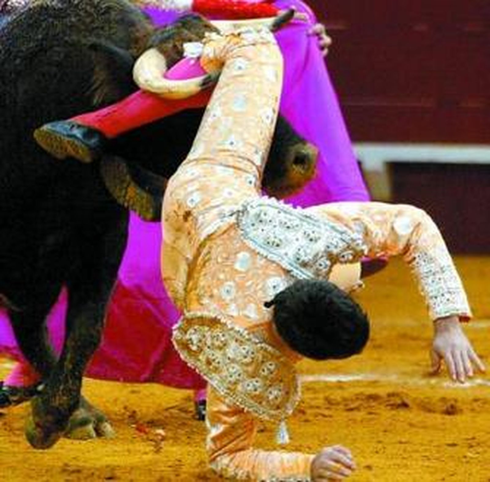 Momento en que el toro empitona la pierna izquierda a Jesulín .