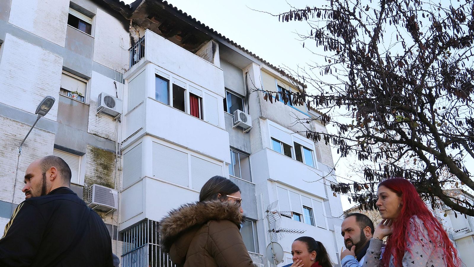 Familiares de las víctimas en el lugar del suceso, esta mañana. Familiares de las víctimas en el lugar del suceso, esta mañana.