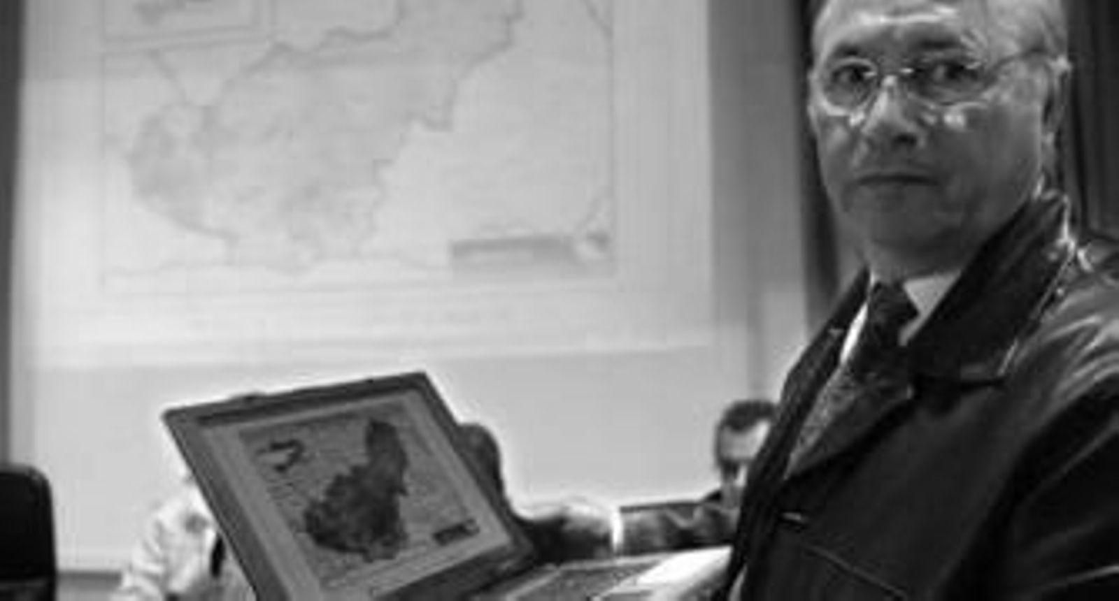 Francisco González presentó el mapa de fosas de Granada.