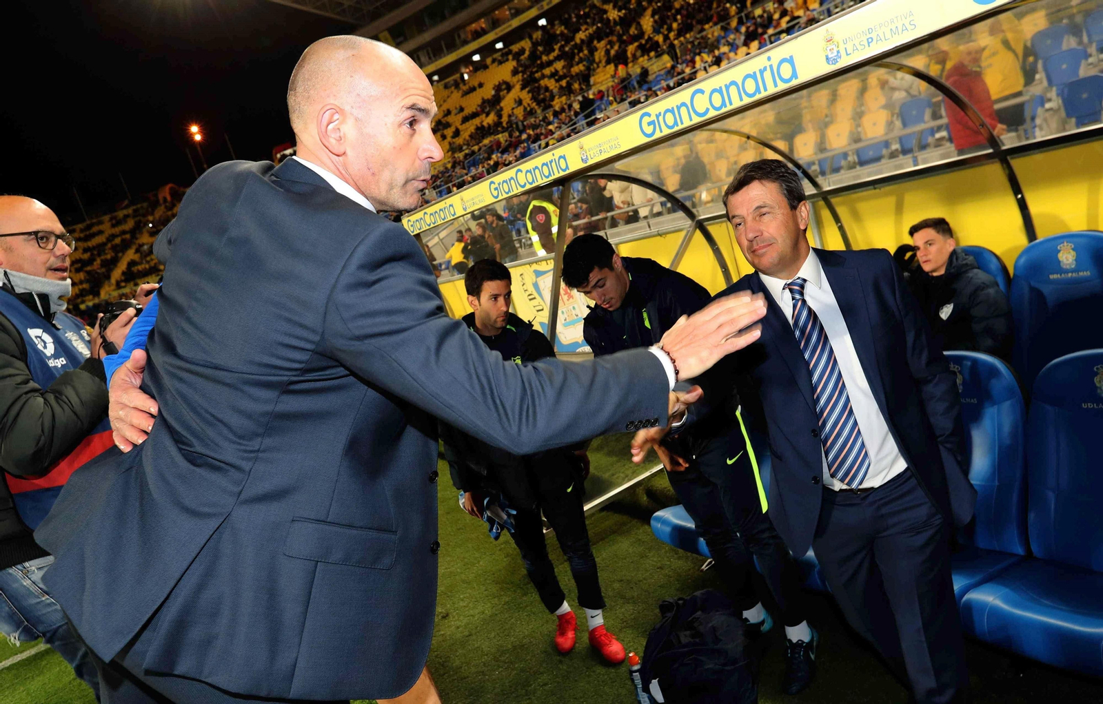 Paco Jémez y José González se saluda antes del partido.