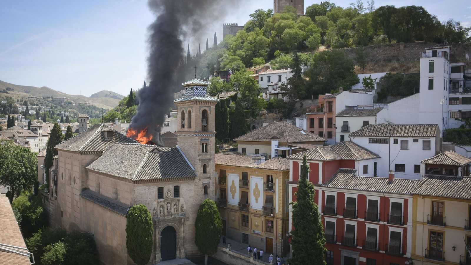 Incendio detrás de la Iglesia de Santa Ana en Granada
