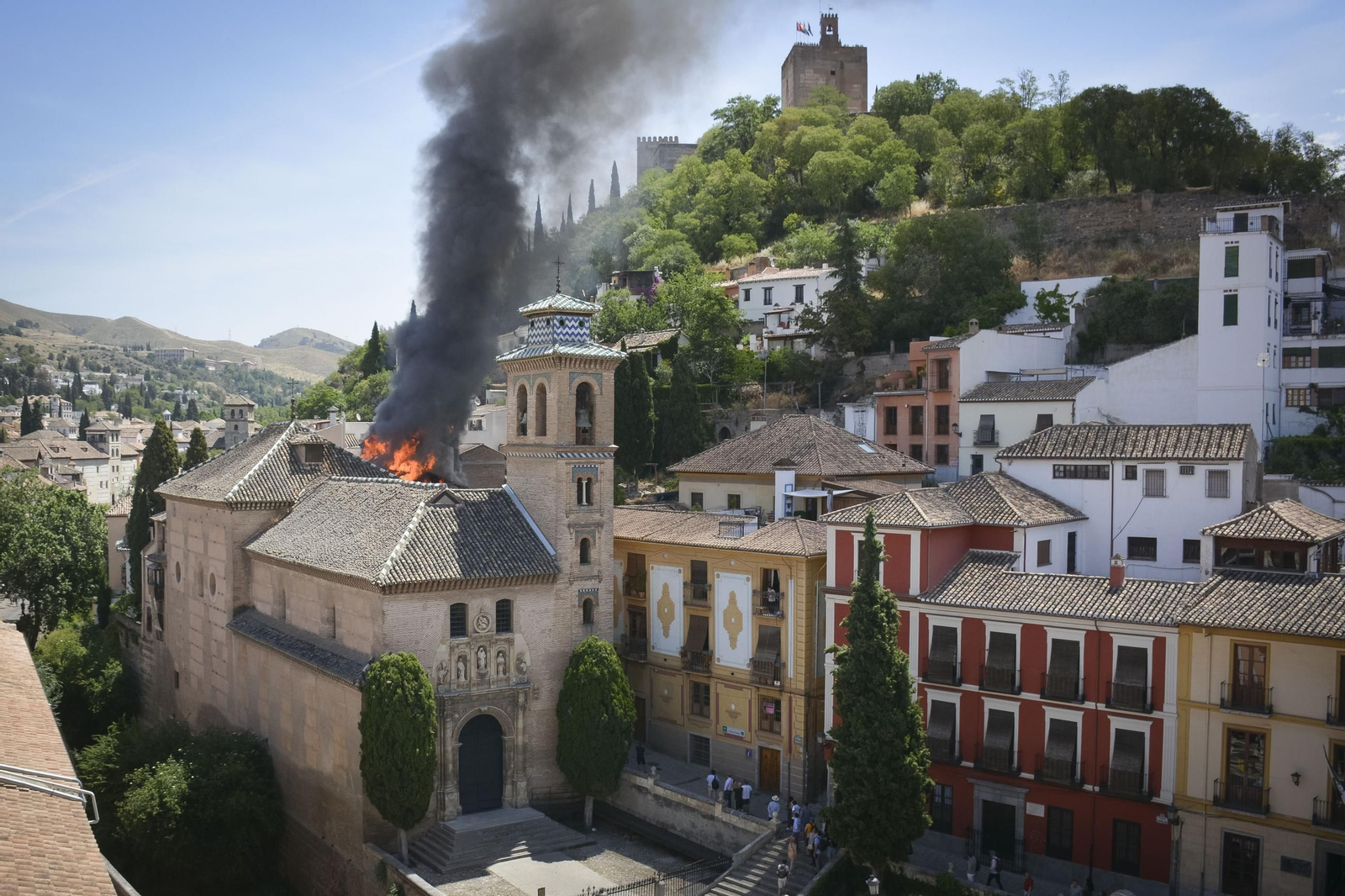 Incendio detrás de la Iglesia de Santa Ana en Granada