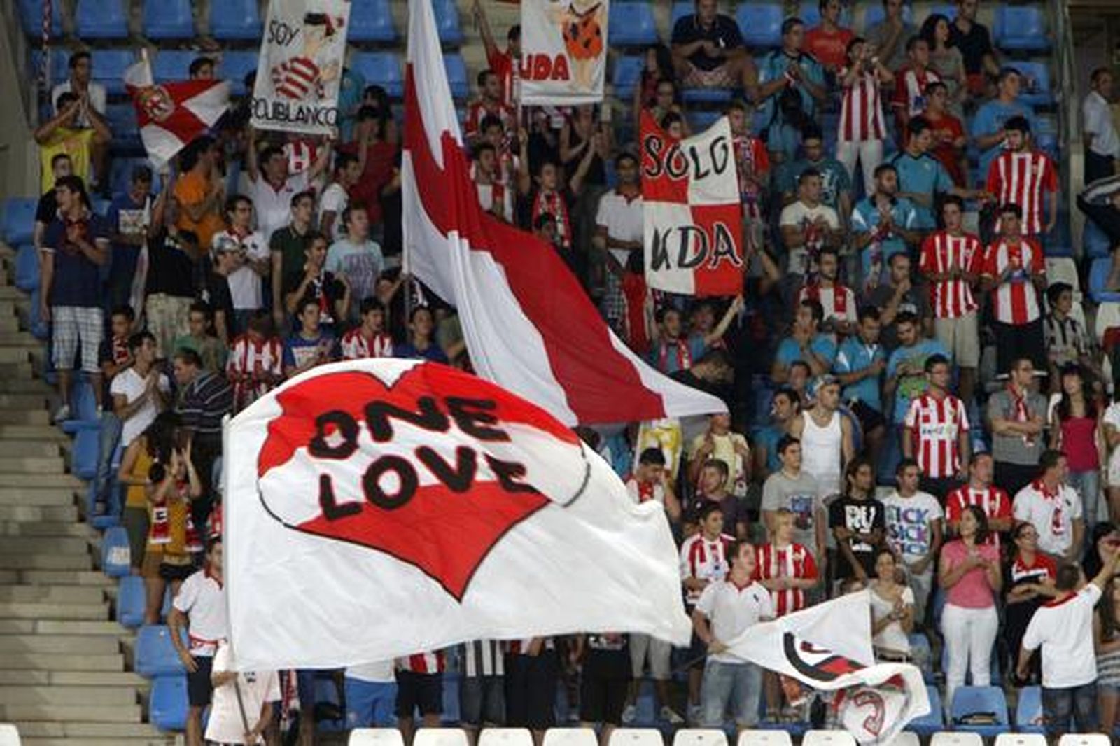 La afición, lo único destacable de un tostón de partido. / Ricardo García