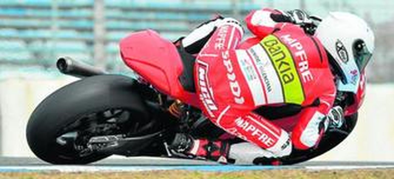 Nico Terol, tumbando la moto a la salida de la curva Expo'92 para encarar Michelín.