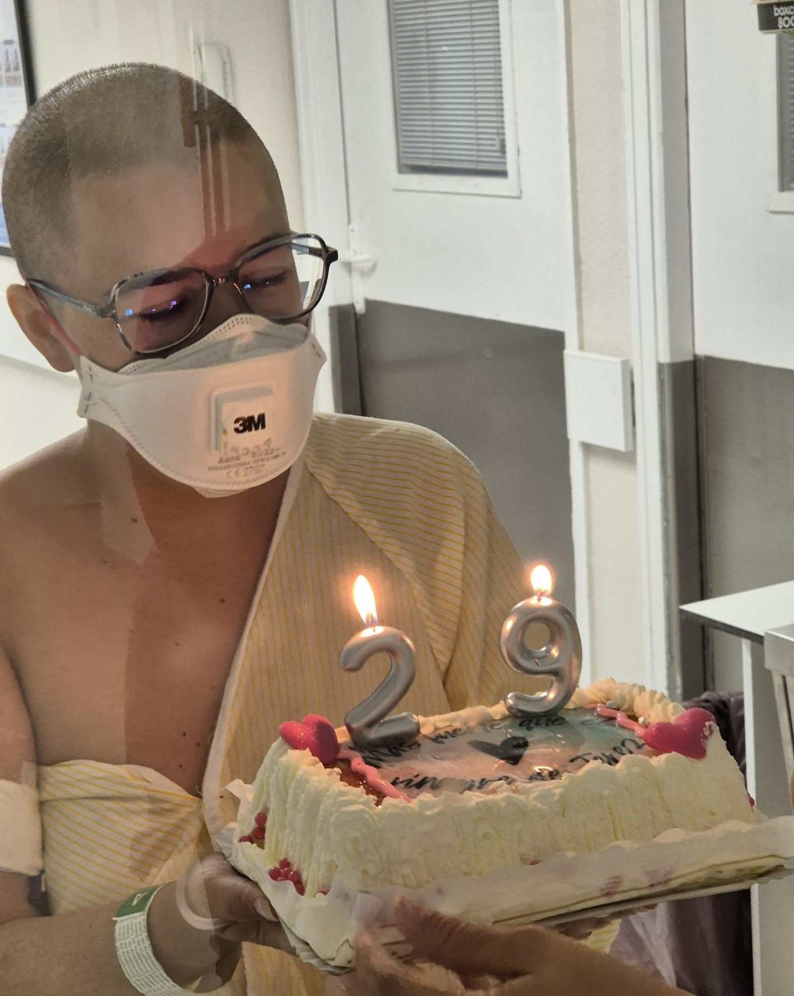 Alba recibe la tarta en su habitación.