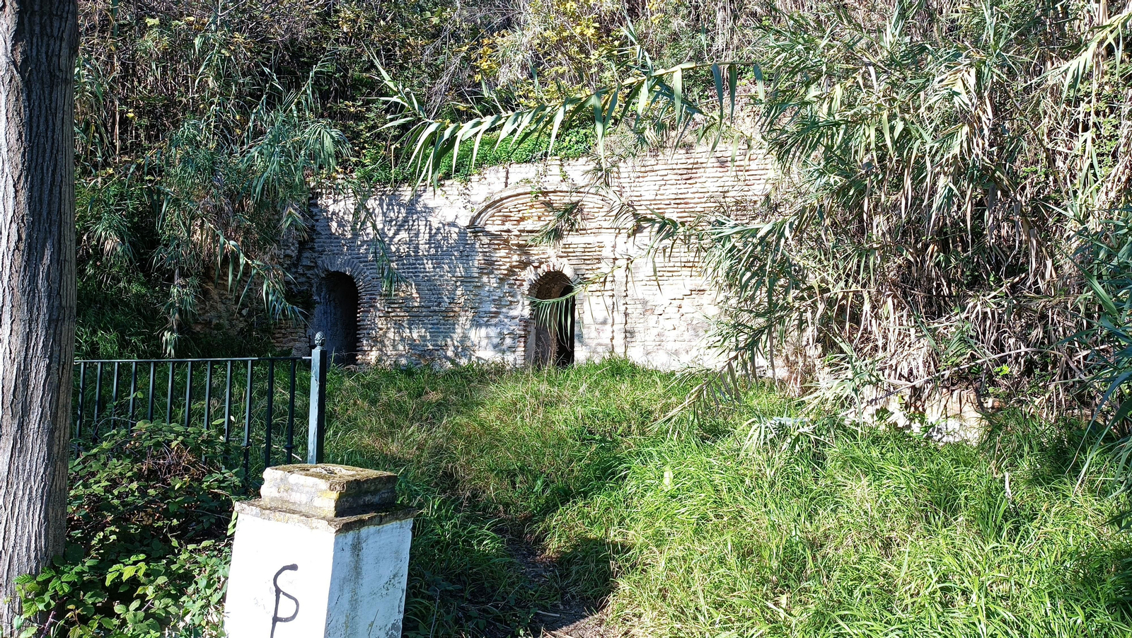 Abajo tenemos la antigua mina del agua de Gelves.