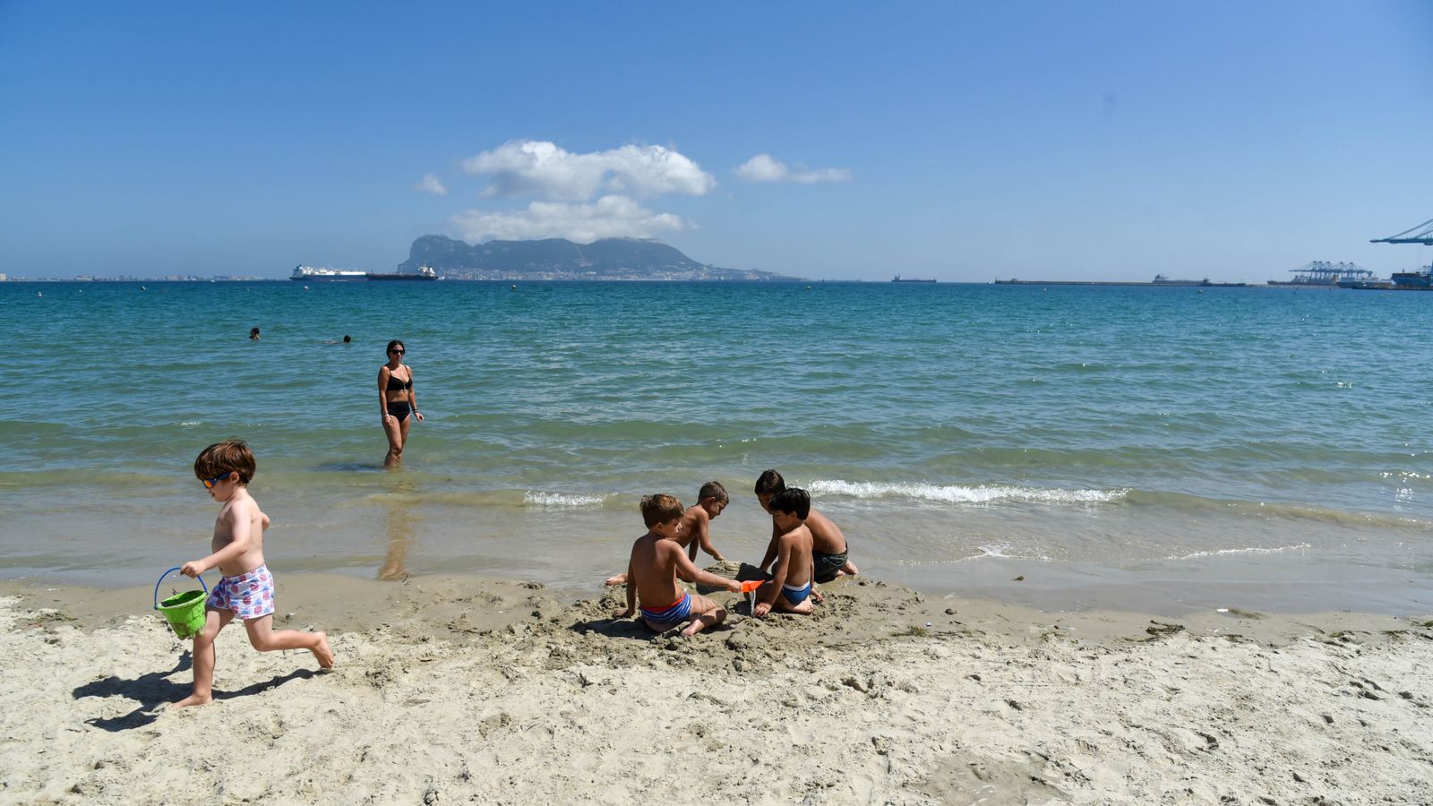 Las fotos del ultimo domingo de la temporada oficial de playas en Algeciras