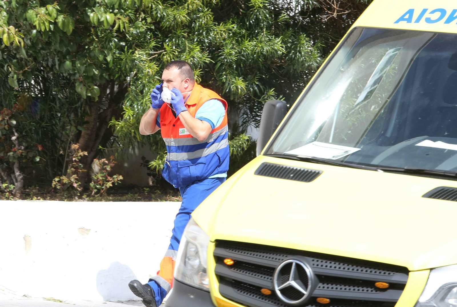 Un profesional de ambulancias este jueves en el hospital, tras uno de los traslados. Un profesional de ambulancias este jueves en el hospital, tras uno de los traslados.