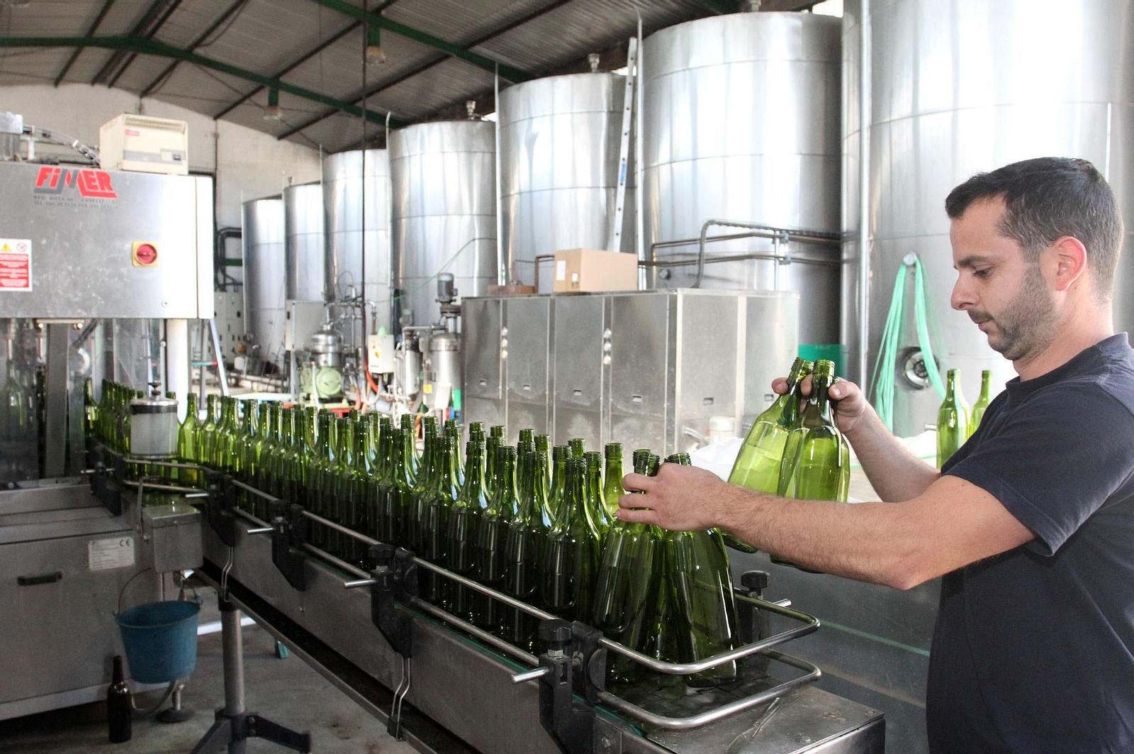 Instalaciones de la embotelladora de las Bodegas Privilegio de El Condado.