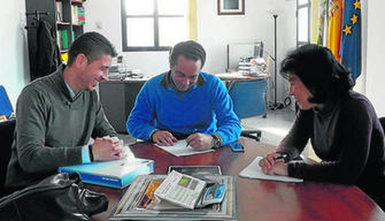 El alcalde de Valencina, Antonio Suárez, en el centro, en la firma del convenio.