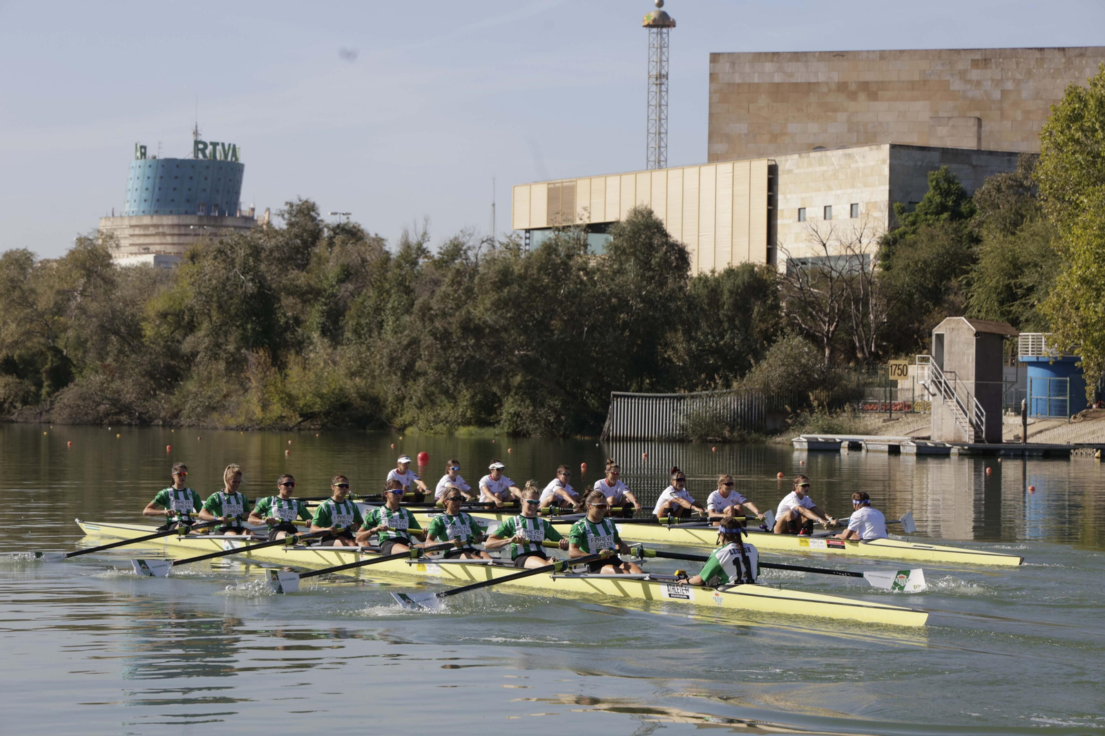 La Regata Sevilla-Betis femenina en imágenes