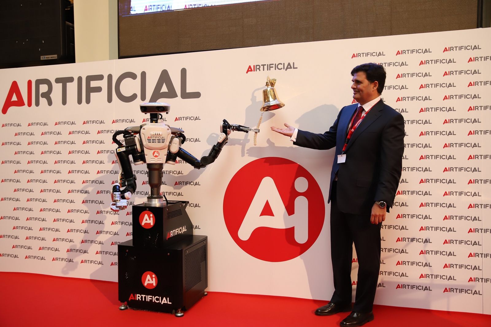 El presidente de Airtificial, esta mañana junto al robot que inauguró su cotización en Bolsa
