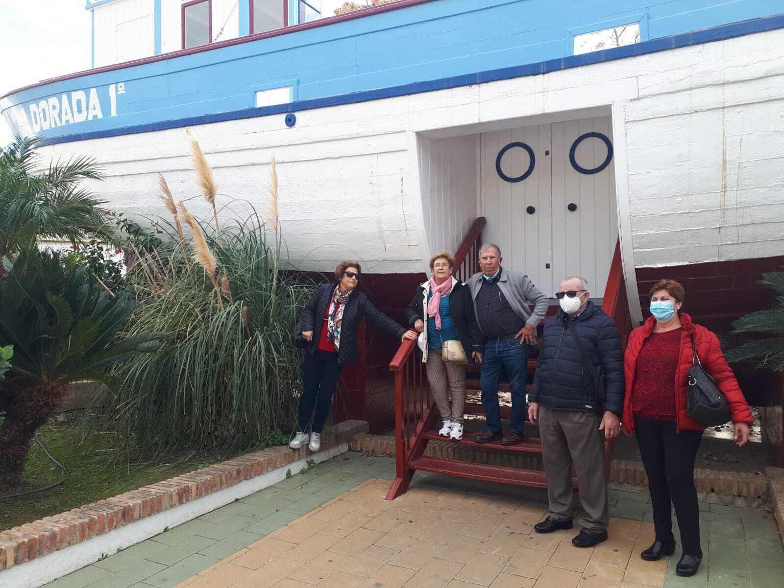 Medio centenar de mayores de Vícar conoce el barco de Chanquete