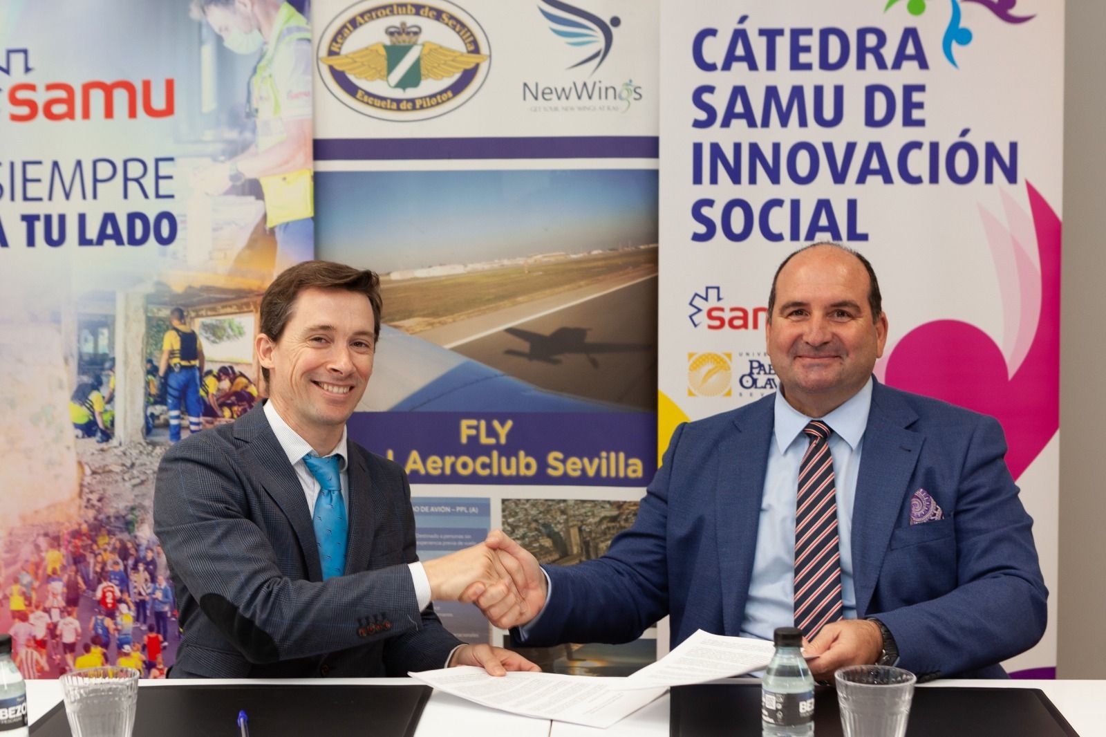 El presidente del Real Aeroclub de Sevilla, José Luis de Augusto Gil, y el presidente director general de SAMU, Carlos González de Escalada.