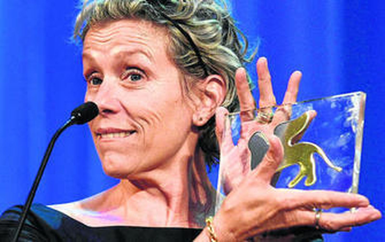 Frances McDormand posa con su premio.