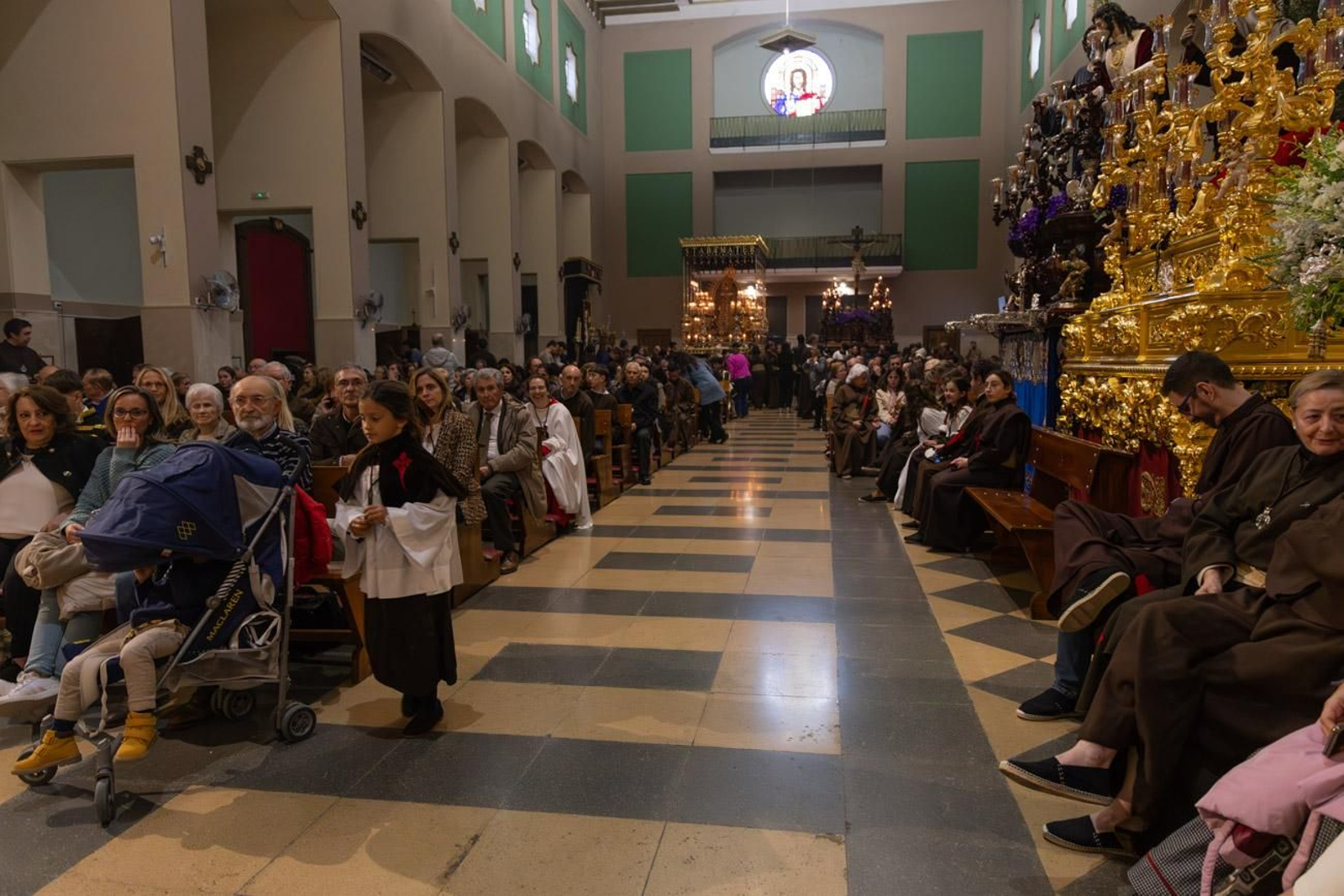 La temida lluvia impide el desarrollo normal de este Martes Santo