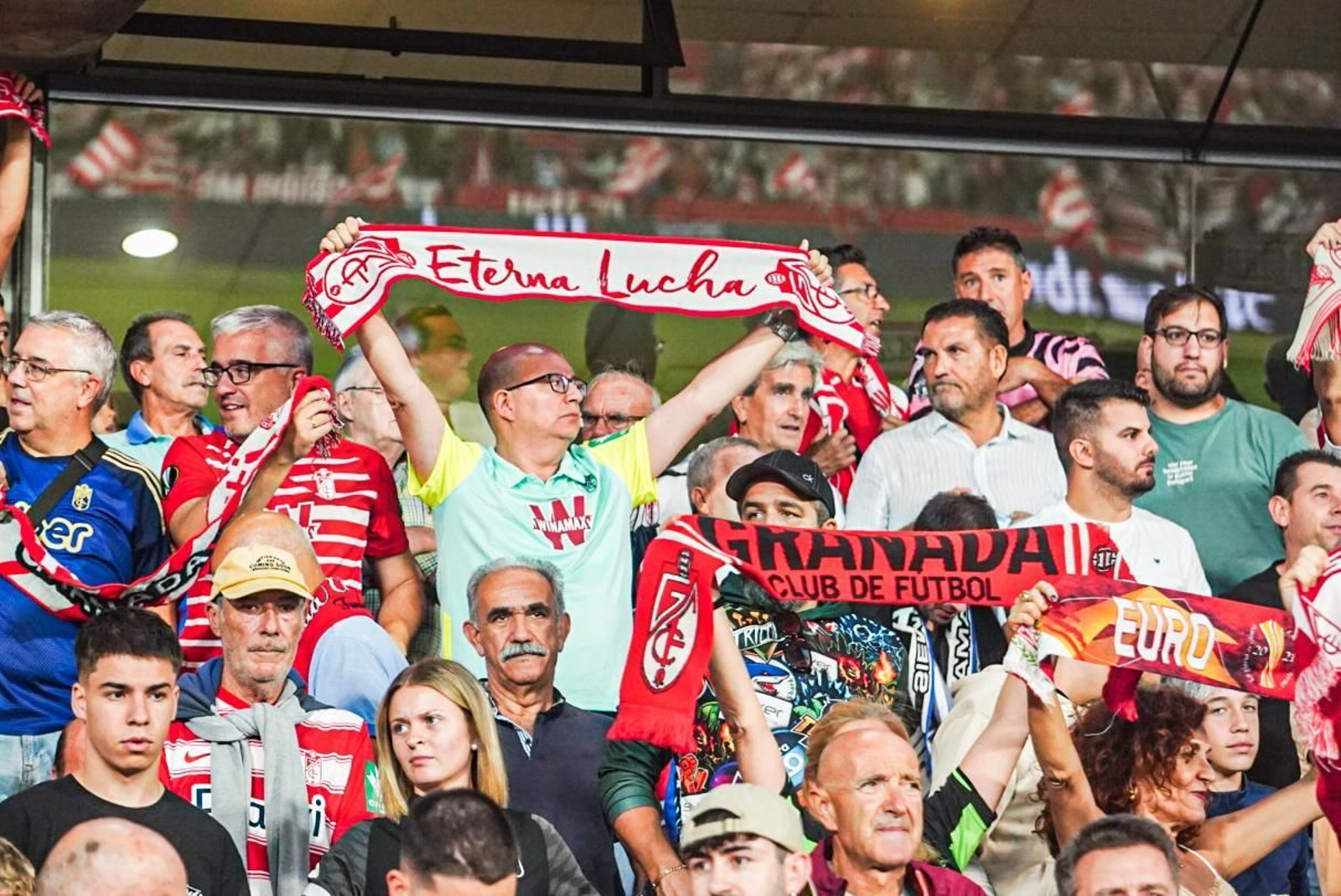 Encuéntrate en la grada de Los Cármenes en el Granada-Málaga