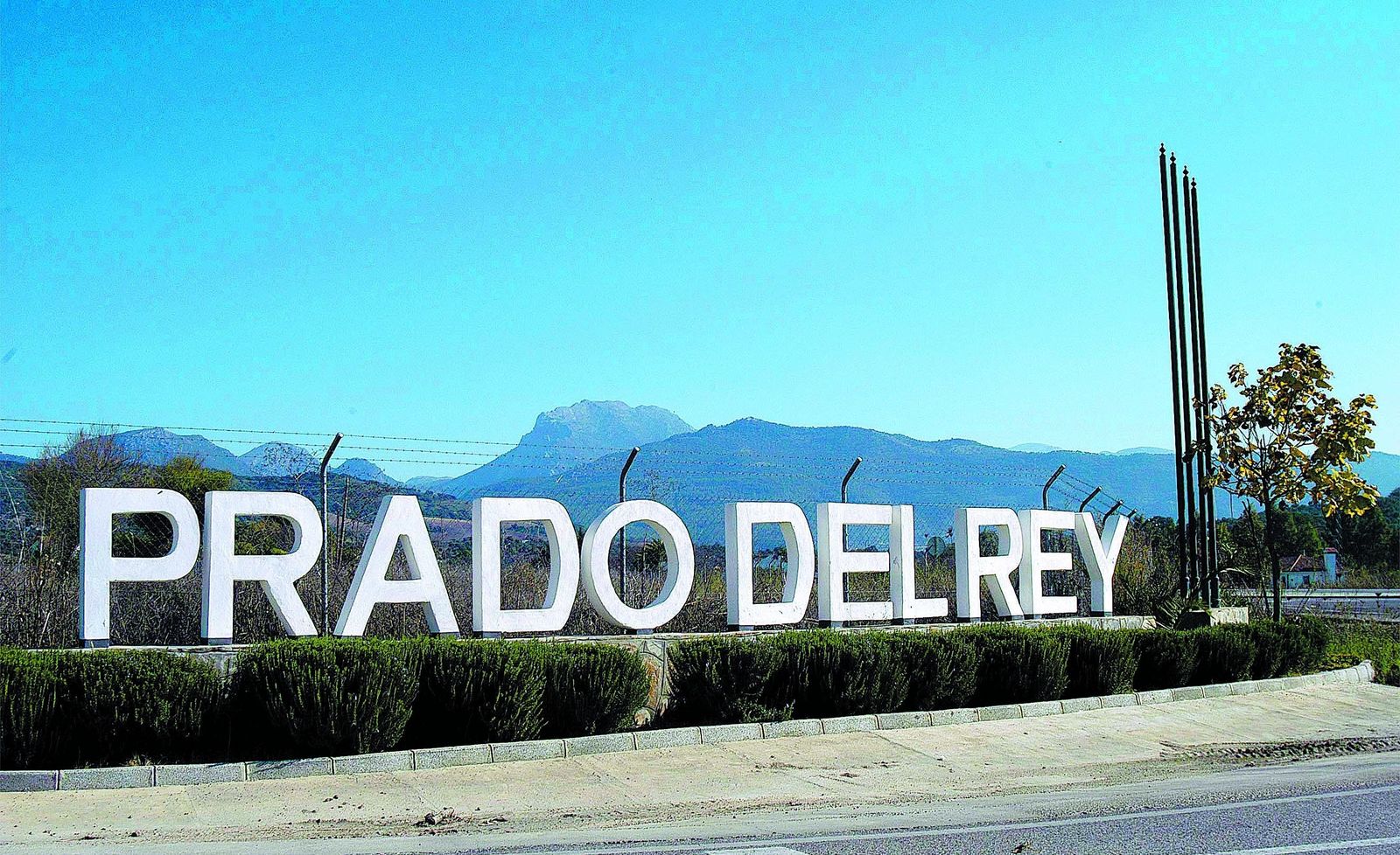 Uno de los accesos al pueblo de Prado del Rey.