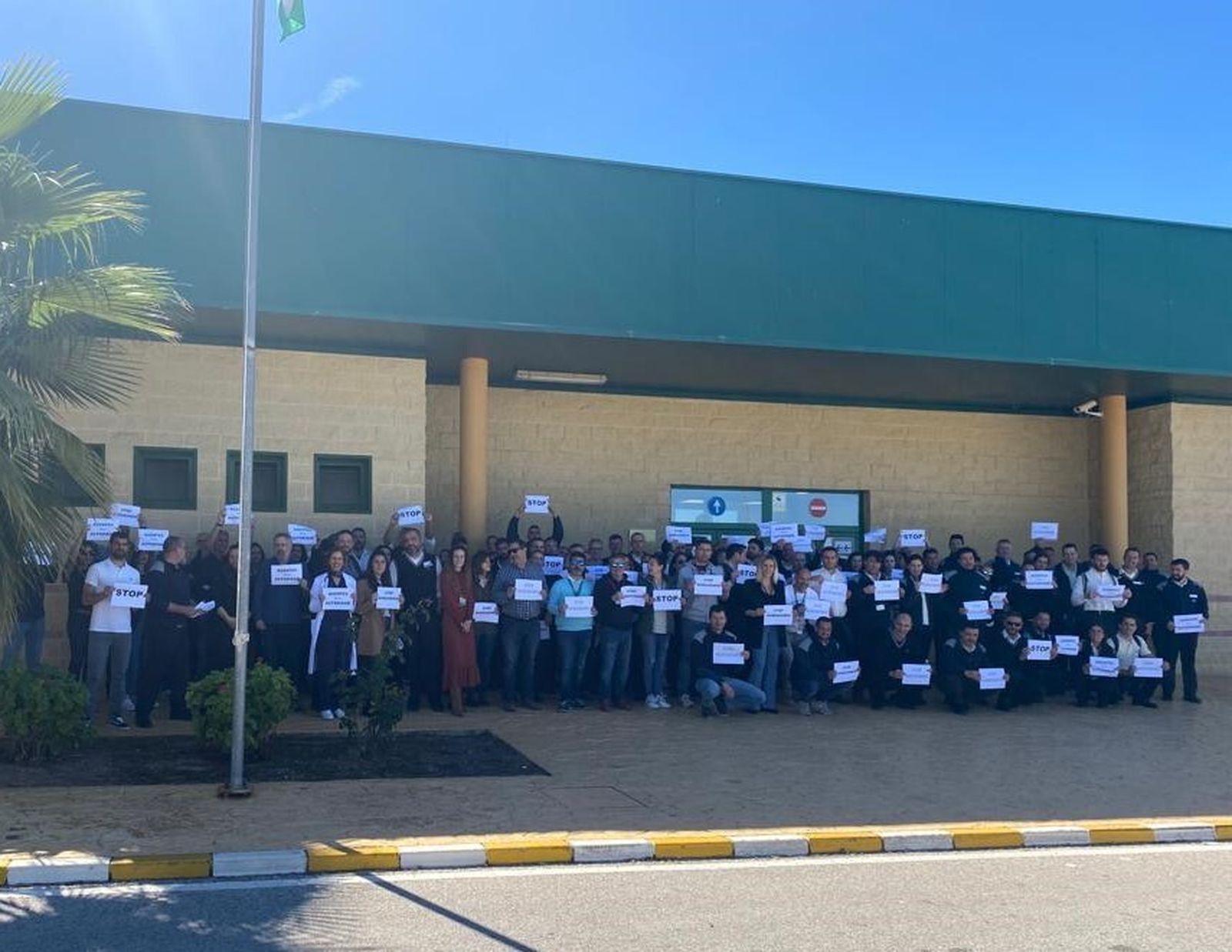 Concentración en la prisión de Sevilla-II tras la última agresión a cuatro funcionarios