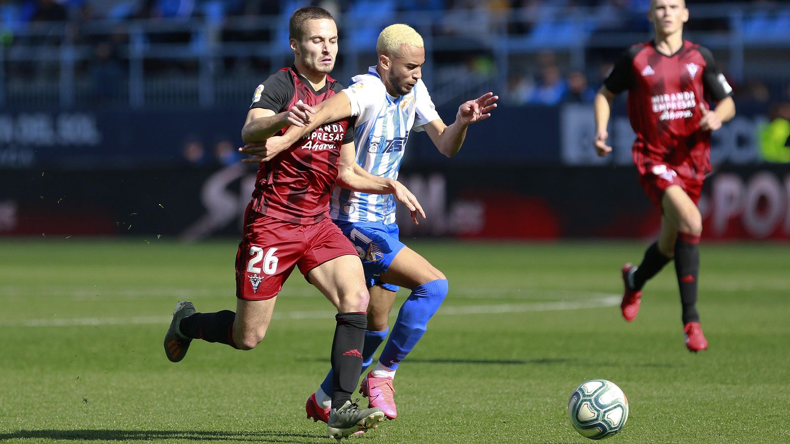 Franquesa pugna con Hicham en el Málaga-Mirandés.