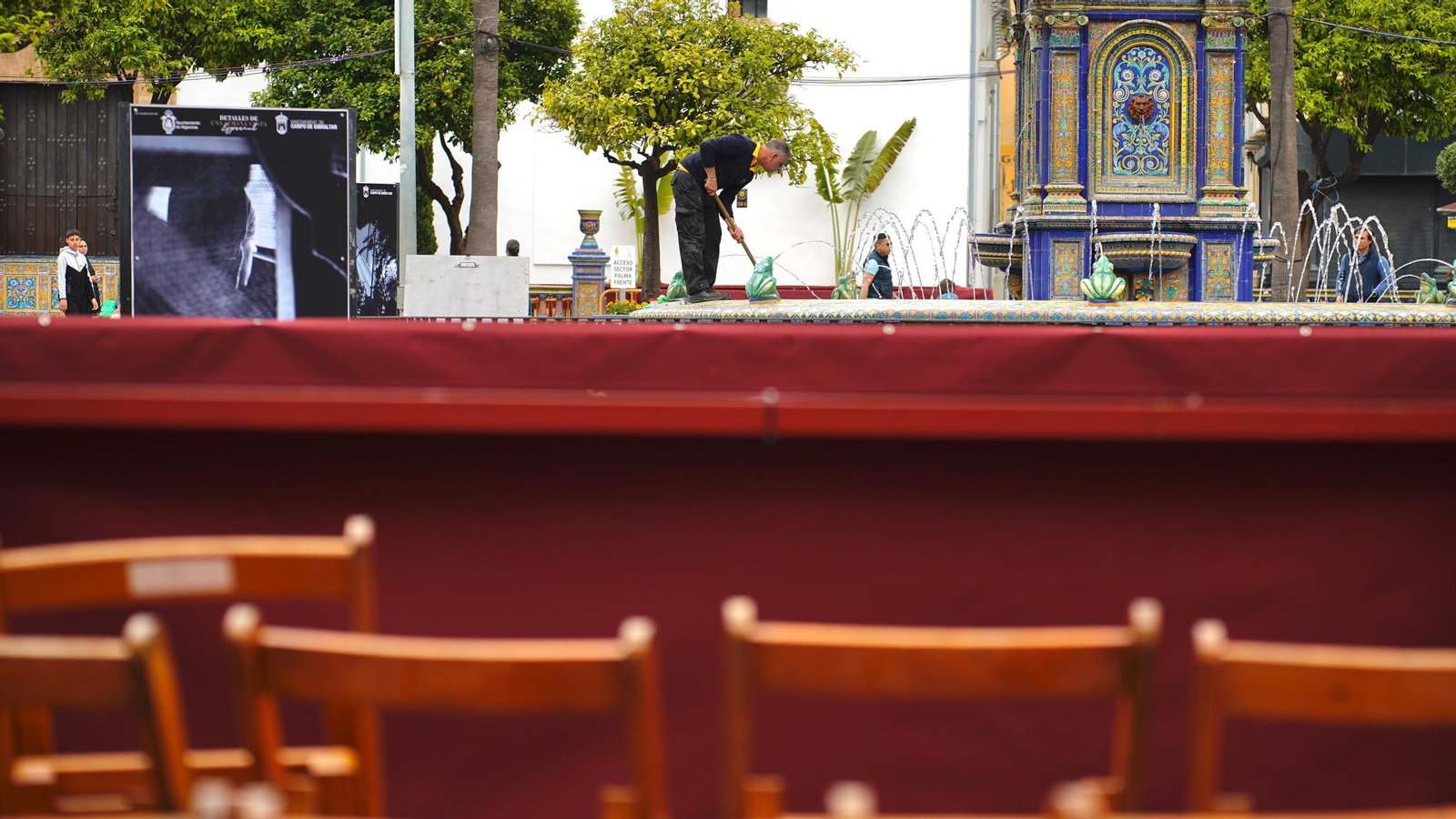 Preparativos de la Hermandad de la Columna de Algeciras ante el Lunes Santo, en imágenes