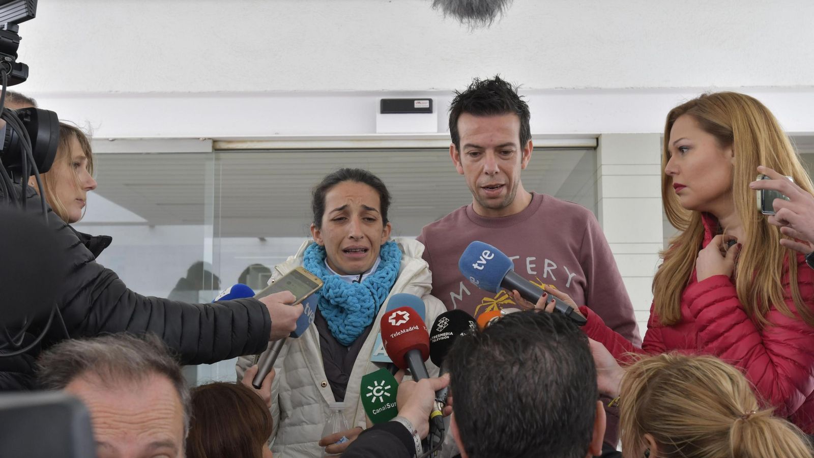 Los padres de Gabriel compareciendo ante los medios destacados en Las Hortichuelas