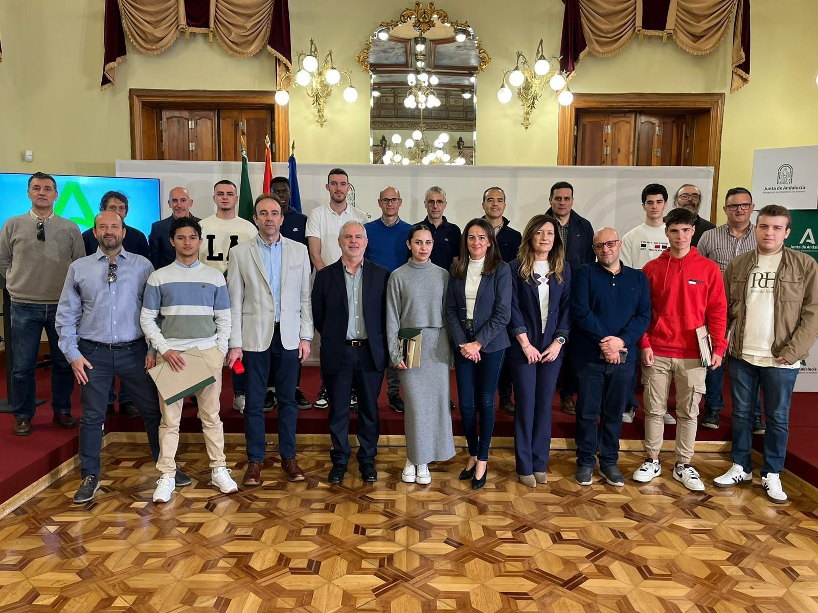 La delegada del Gobierno de la Junta de Andalucía en Almería, Aránzazu Martín, recibe al alumnado que va a realizar sus prácticas de informática en la administración