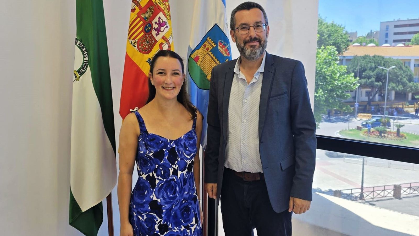 La investigadora Beatriz Moraes Vidal junto a Juan Franco, alcalde de La Línea.