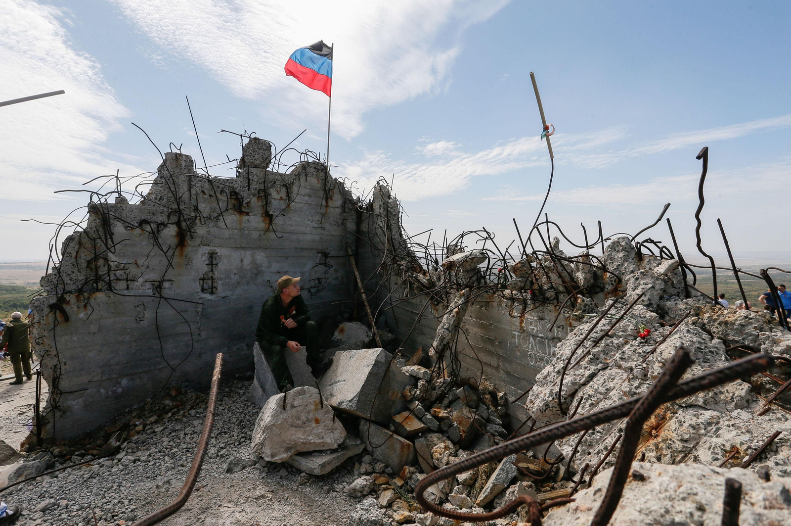 Un militante de la autoproclamada "República Popular de Donetsk", próxima a los prorrusos, en las ruinas de Savur-Mohyla, un memorial de la liberación de Donbás de los nazis destruido en una batalla en 2014.