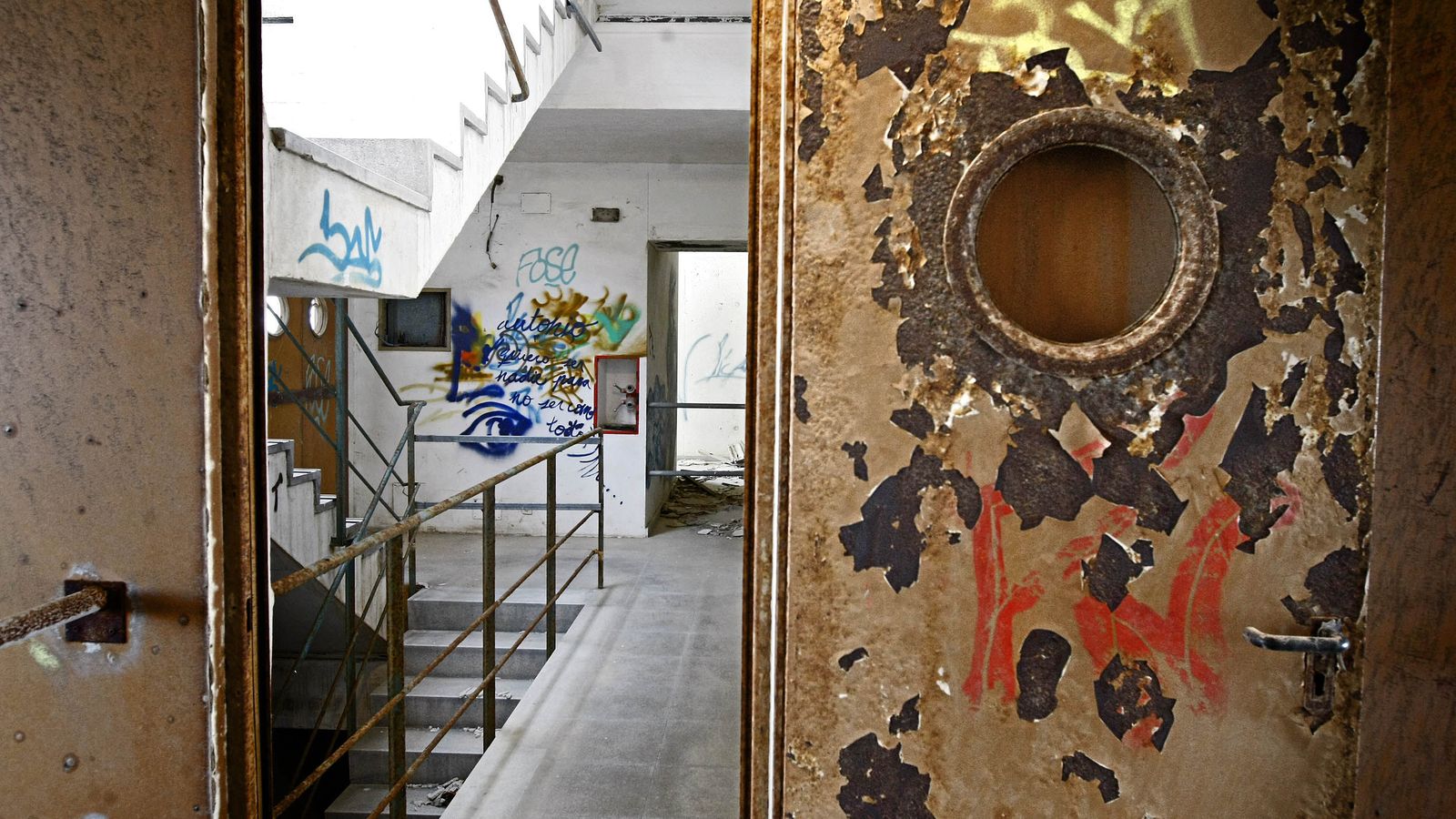 El interior del edificio ha sido objeto de un sin fin de actos vandálicos