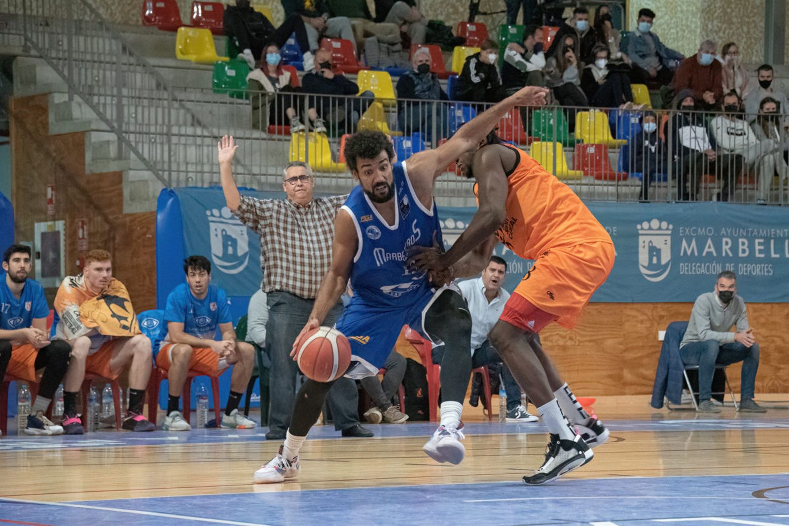 Devin Wright intenta anotar en el pabellón Carlos Cabezas.