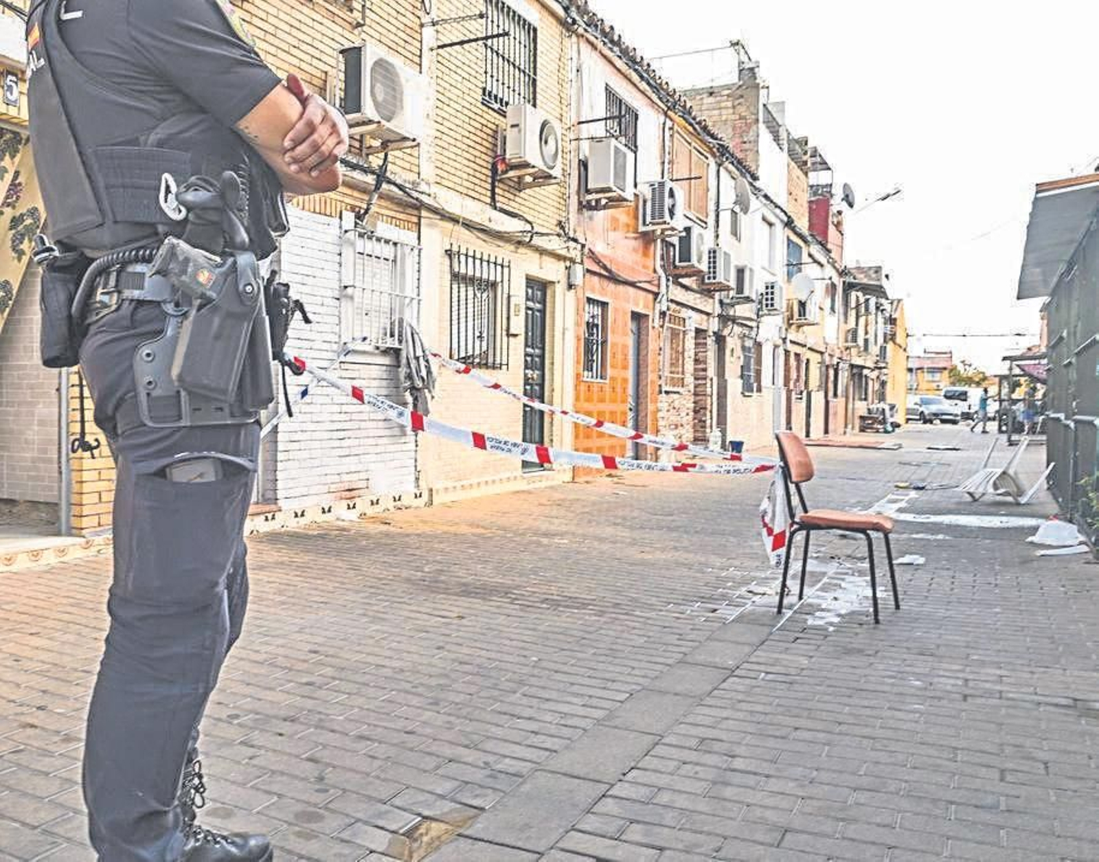 Un policía nacional, en una zona de Torreblanca próxima al lugar de los hechos, en una imagen de archivo.