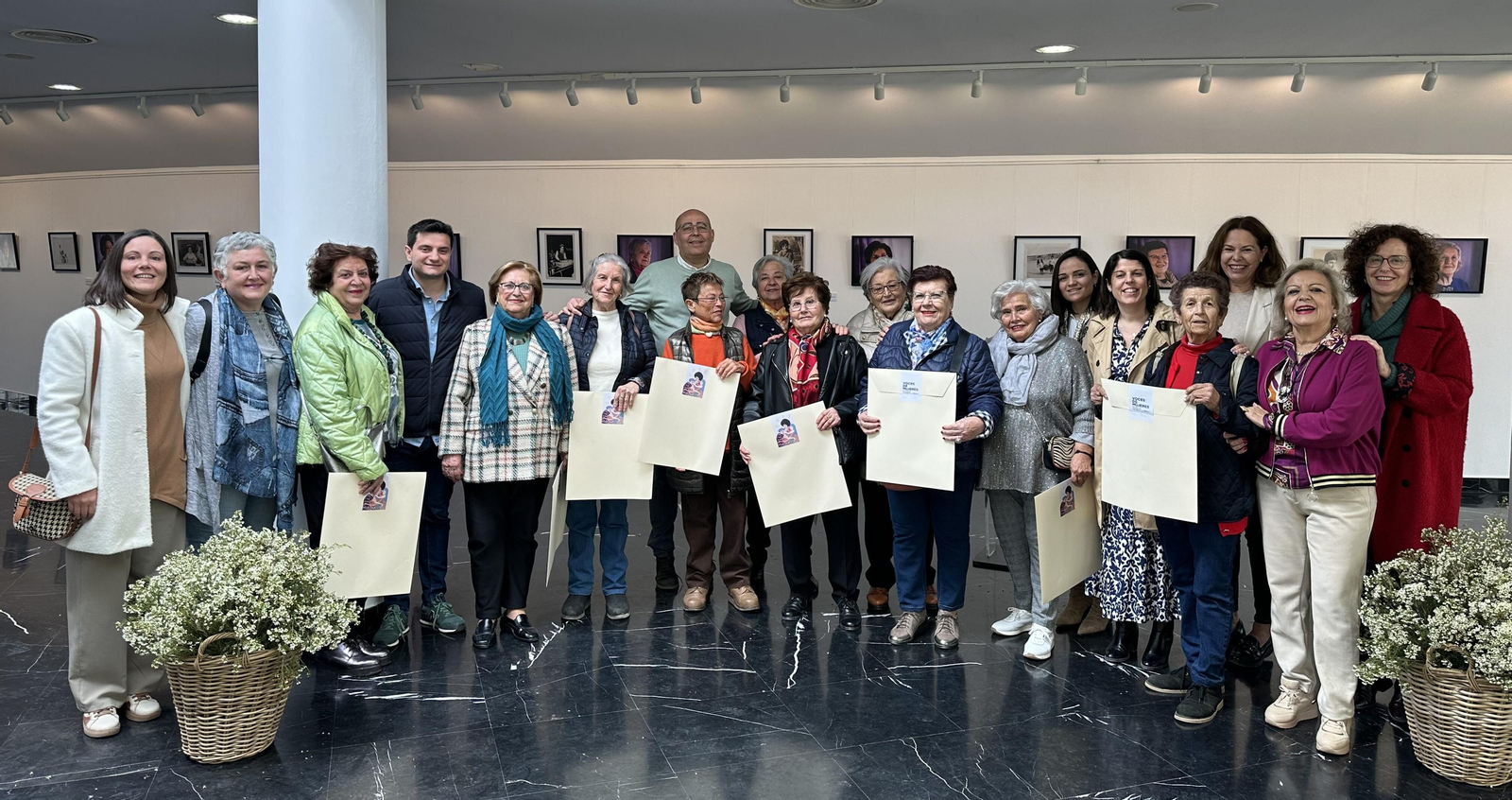 El Ayuntamiento inaugura la exposición en el Teatro Villa de Huércal-Overa.