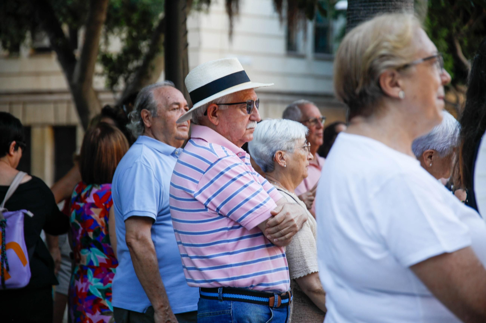 Las imágenes del minuto de silencio en el Mirador de la Rambla por la mujer asesinada en Almería