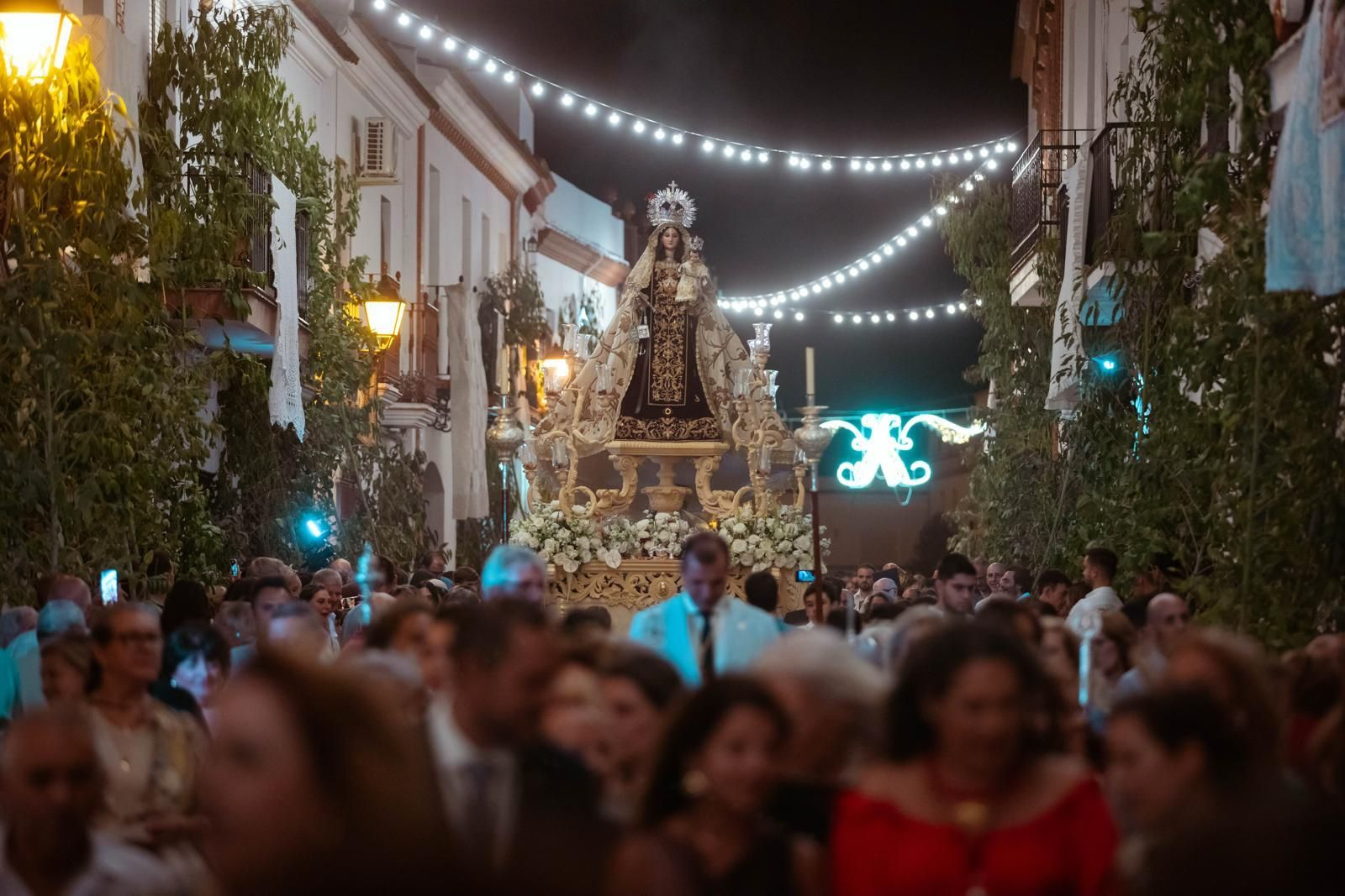 Numerosas personas acompañaron a la Virgen del Carmen.