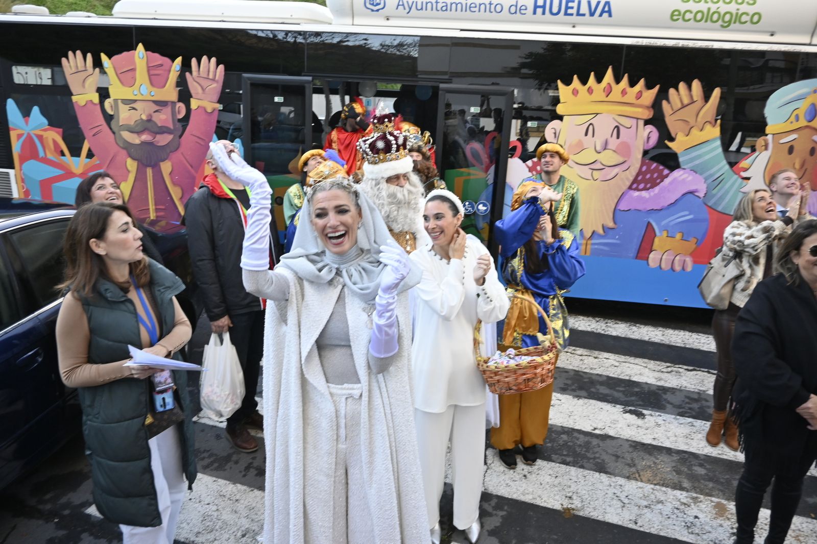 Visita de los Reyes Magos a los ancianos de los asilos de Huelva, en imágenes