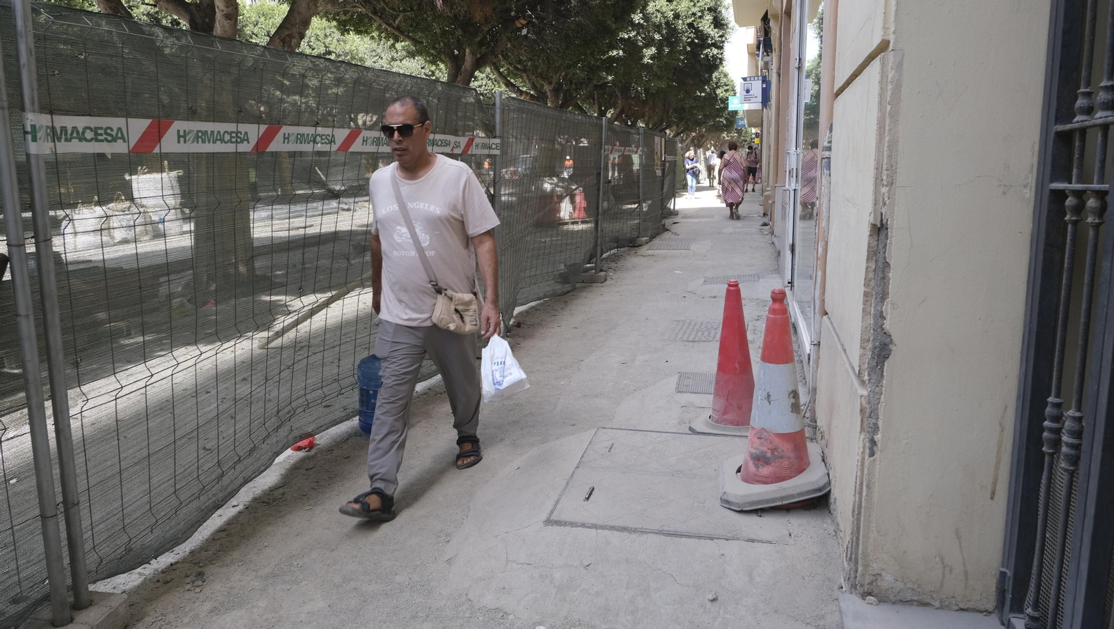 Las obras de peatonalización del Paseo de Almería llegan a la Calle Rueda López, en imágenes