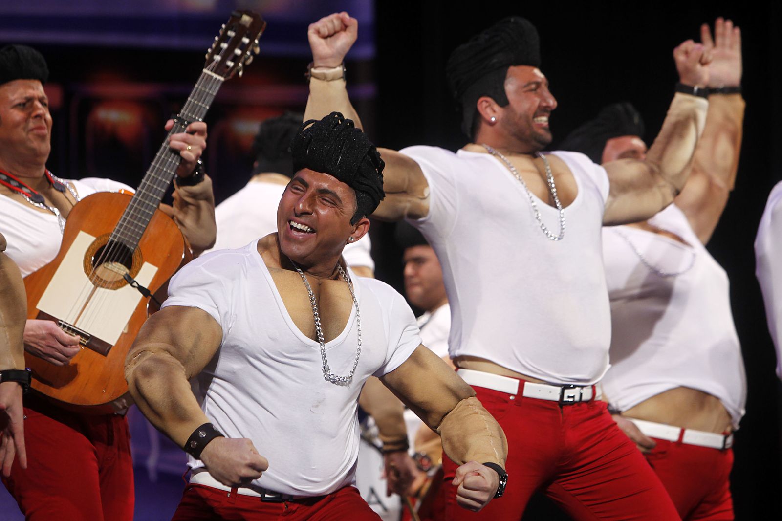 Las imágenes de la décimo sexta función de clasificatorias