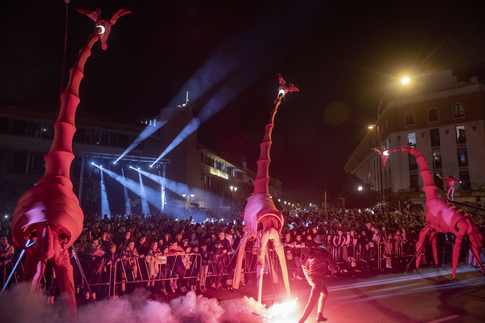 Las imágenes del pasacalles con marionetas gigantes de jirafas, por el Paseo de Colón