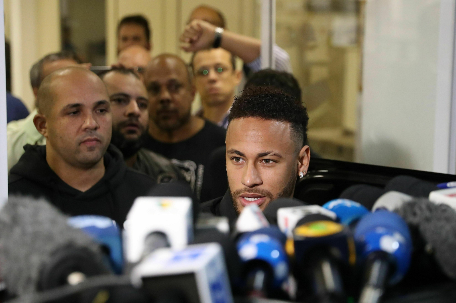 Neymar,  ante los medios de comunicación.