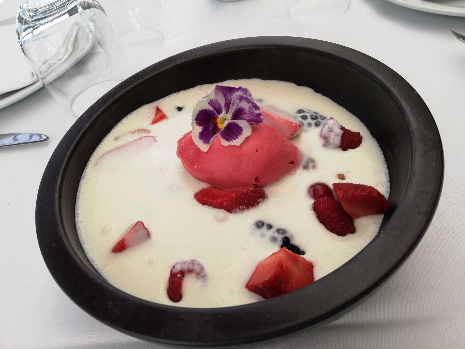 Sopa fría de queso, galletas de almendras, frutos rojos y sorbete de frambuesas de Restaurante Tellus
