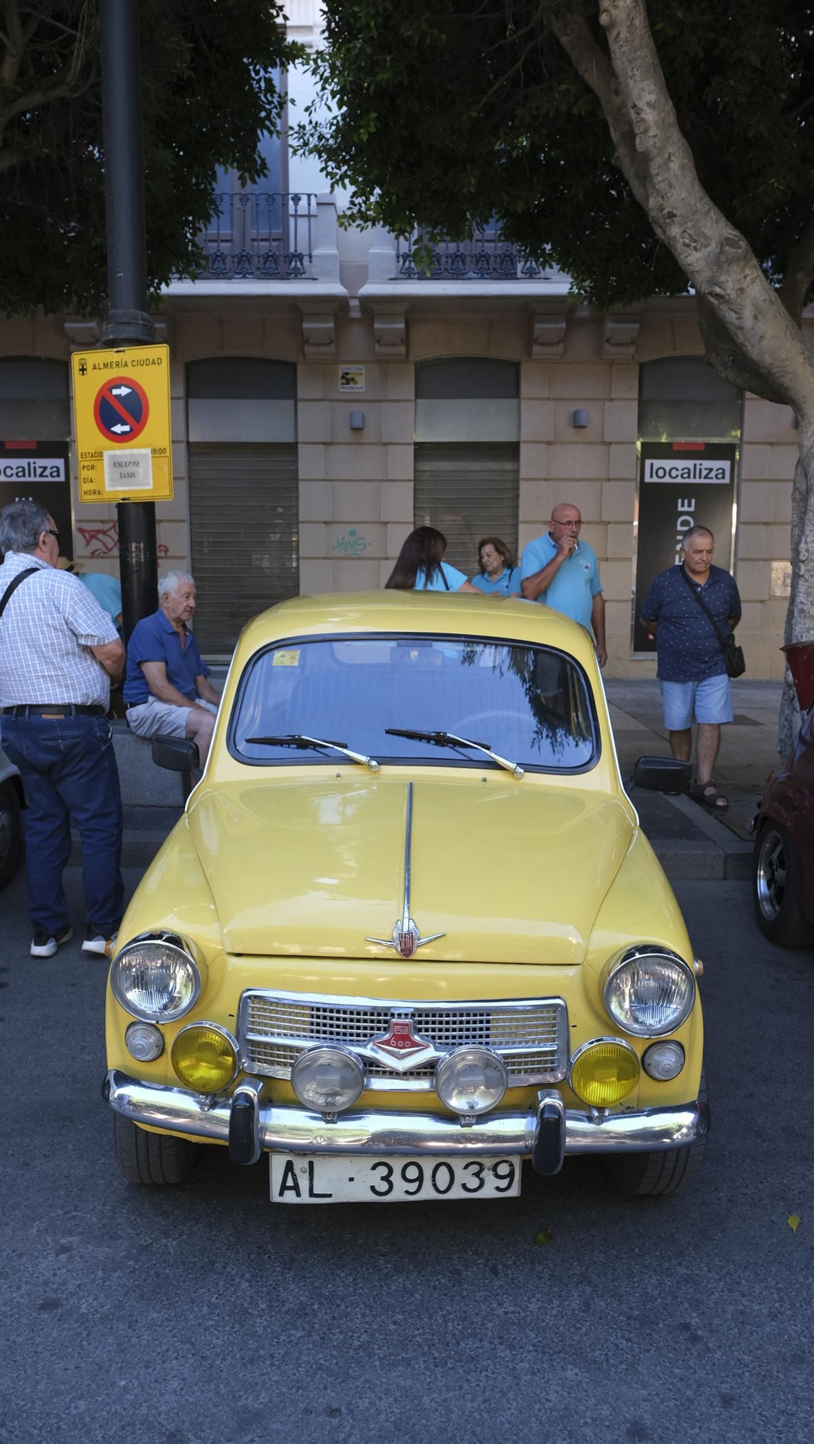 La exposición de Seat 600 y Mini Cooper en la Feria de Almería, en imágenes