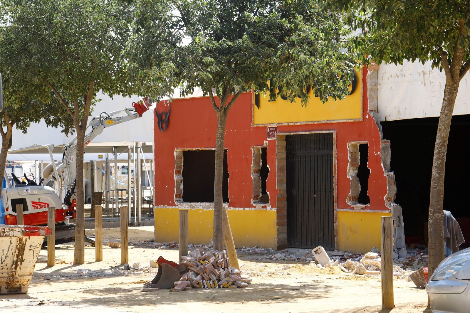 El desmontaje de las casetas y atracciones de la Feria de Córdoba, en imágenes
