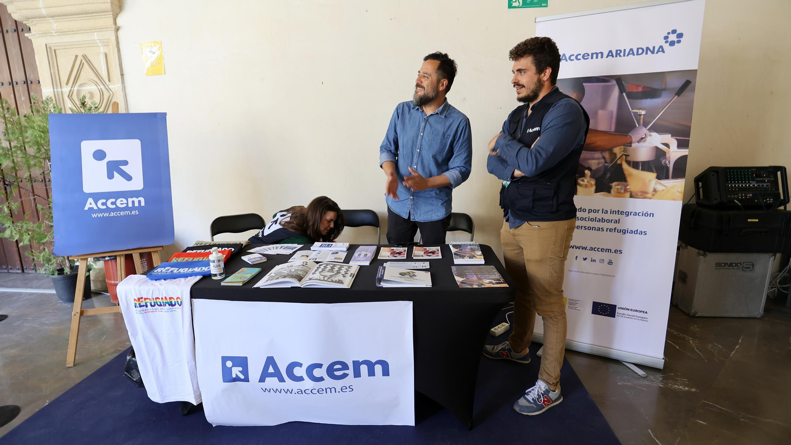 Imágenes de la Feria de la Diversidad en Los Claustros de Santo Domingo