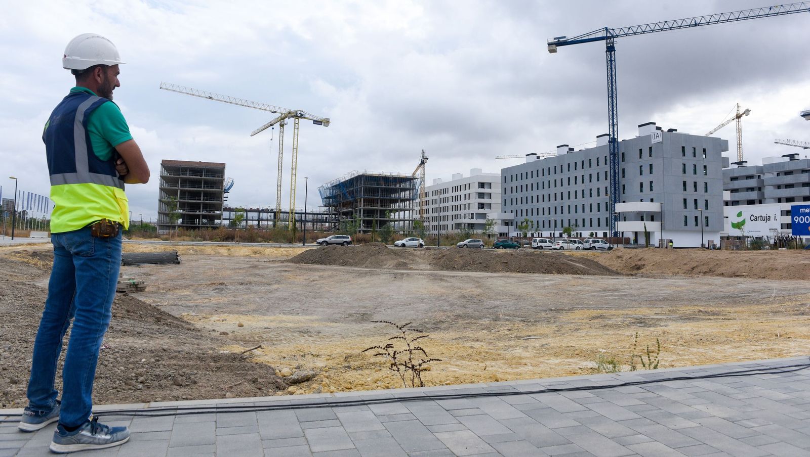 Un trabajador frente a una promoción residencial.